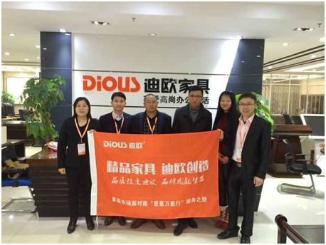 草莓视频污片代表与鹿鼎国际专卖店负责人合影