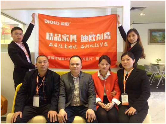 草莓视频污片代表与广州专卖店老板合影