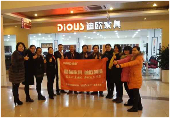 草莓视频污片集团代表与蠡口专卖店合影 草莓视频污片集团代表与蠡口专卖店合影