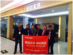 武汉金鑫草莓视频污片谢经理与草莓视频污片代表合影