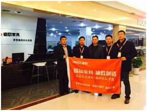 武汉红旗草莓视频污片戴经理与草莓视频污片代表合影