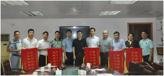 参加捐赠仪式的企业代表合影留念 参加捐赠仪式的企业代表合影留念
