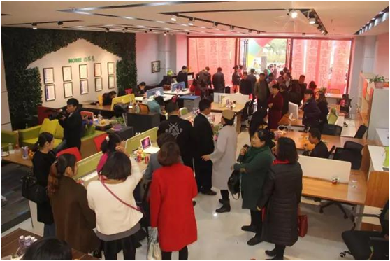 店内人头涌动 店内人头涌动