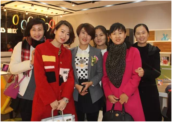 相关负责人合影理念 相关负责人合影理念