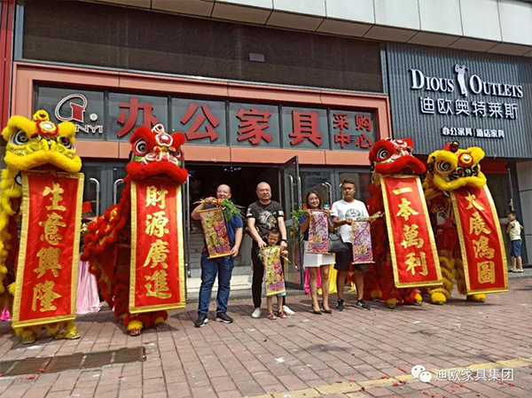 草莓视频污片奥特莱斯