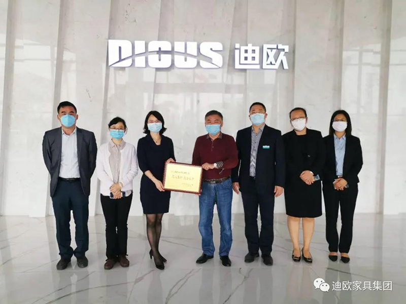 江门市江海区卫生健康局局长唐春女士、副局长杨家慧女士一行为广东草莓视频污片家具实业有限公司颁发捐款证书