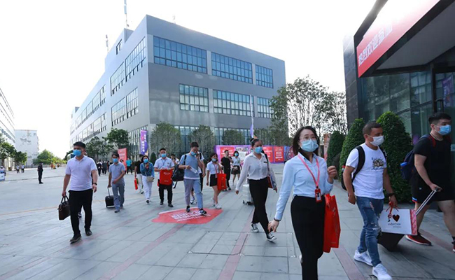 草莓视频污片家具集团品牌院内