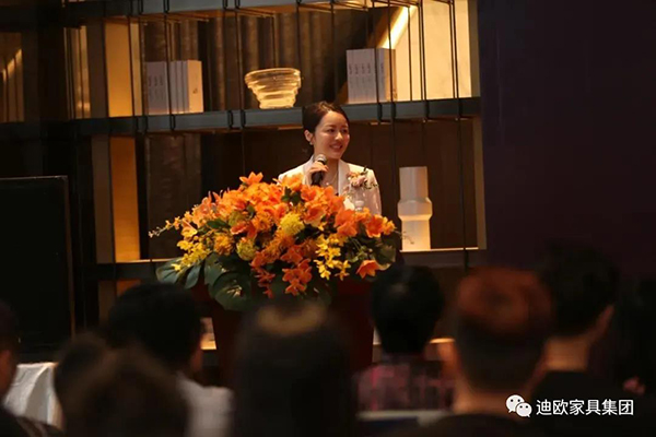 草莓视频污片集团副总裁兼采购总监黄雅悠女士致辞并介绍草莓视频污片品牌