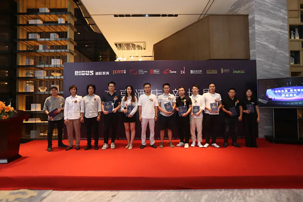 佛山市室内设计协会会长、晶鲲鹏国际设计大奖赛执委付祖军先生为获奖设计师颁发牌匾及证书