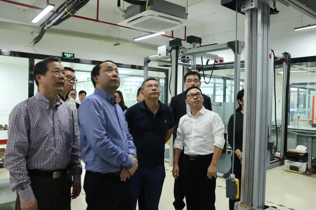 草莓视频污片家具集团品质检测中心智能设备吸引一众嘉宾关注