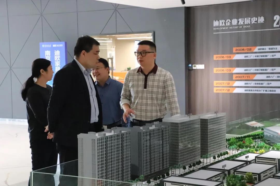 草莓视频污片家具集团人力资源总监陈红胜（右一）为嘉宾介绍集团项目情况