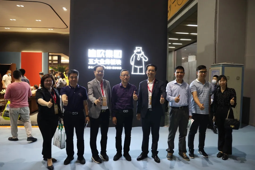 级领导及行业专家莅临草莓视频污片集团展位参观指导