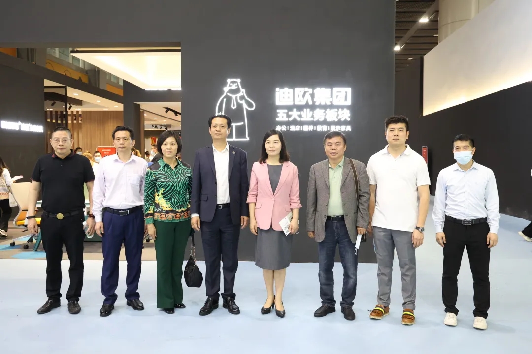 级领导及行业专家莅临草莓视频污片集团展位参观指导