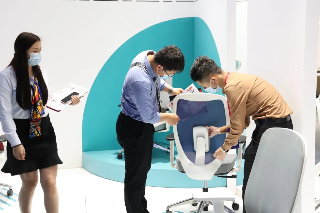 科琦品牌展位，工作人员正为客商展示产品性能