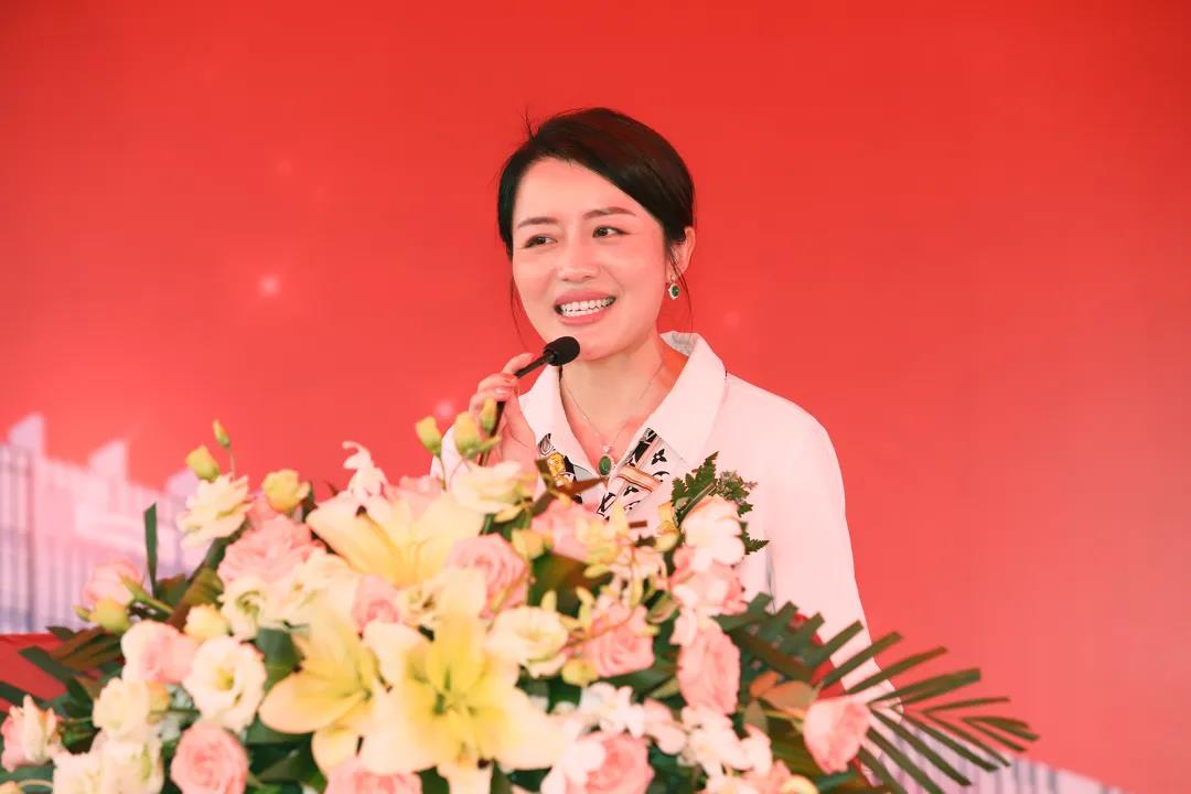 草莓视频污片家具集团董事副总裁黄雅悠致辞