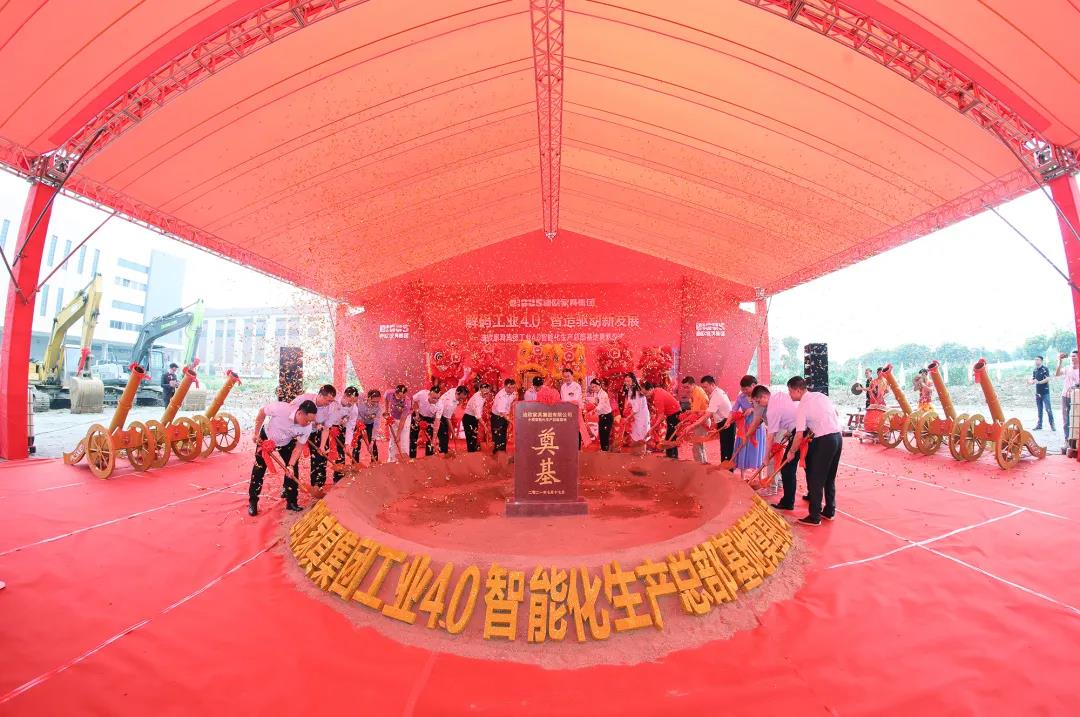 出席奠基仪式的领导、嘉宾共同为项目奠基培土