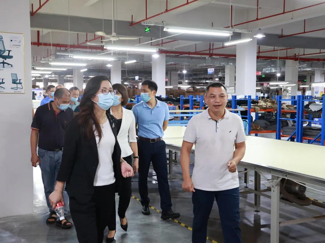 调研组走进软体生产车间，了解草莓视频污片家具集团生产情况