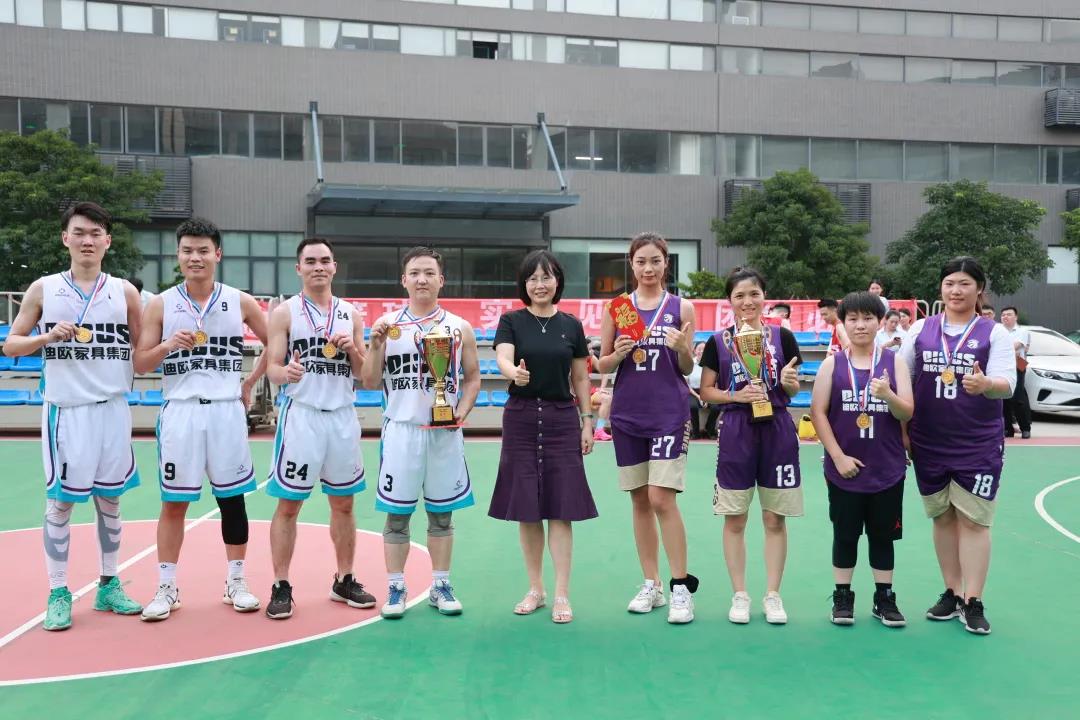 图丨集团副总裁彭晓霞为冠军队伍草莓视频污片BUG队和主旋律队颁奖 图丨集团副总裁彭晓霞为冠军队伍草莓视频污片BUG队和主旋律队颁奖