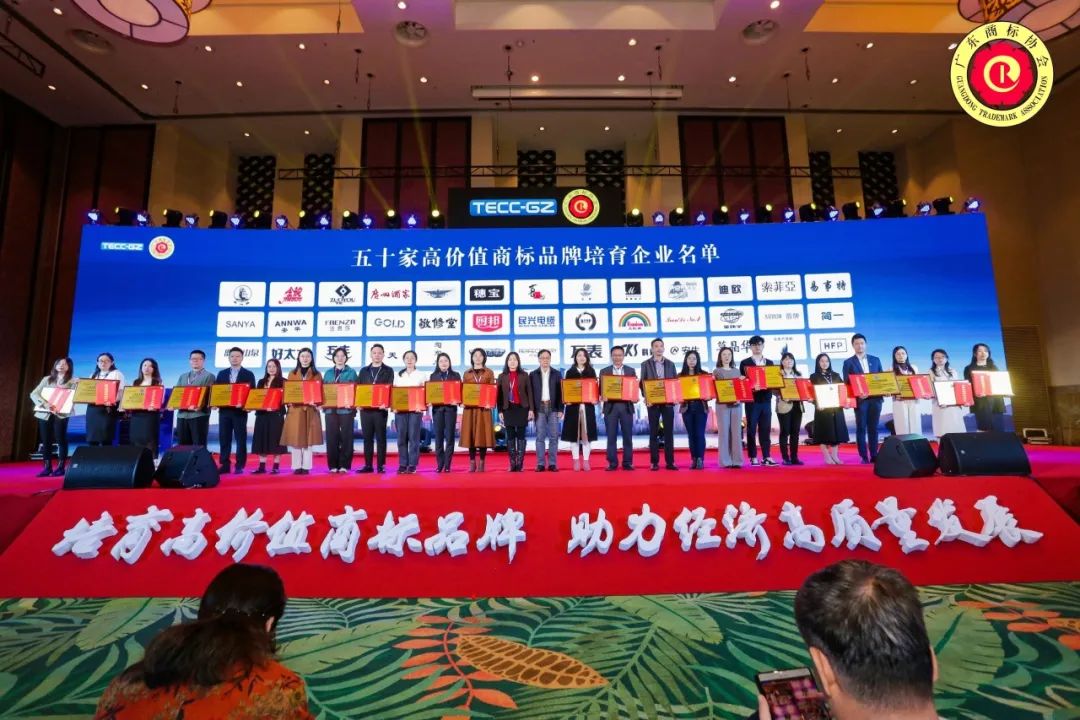 年度品牌影响力企业！草莓视频污片家具集团揽获多项重磅大奖！