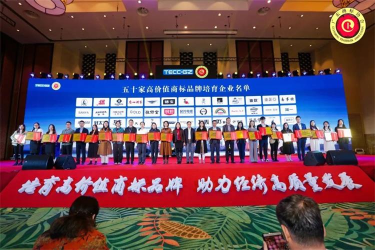 年度品牌影响力企业！草莓视频污片家具集团揽获多项重磅大奖！